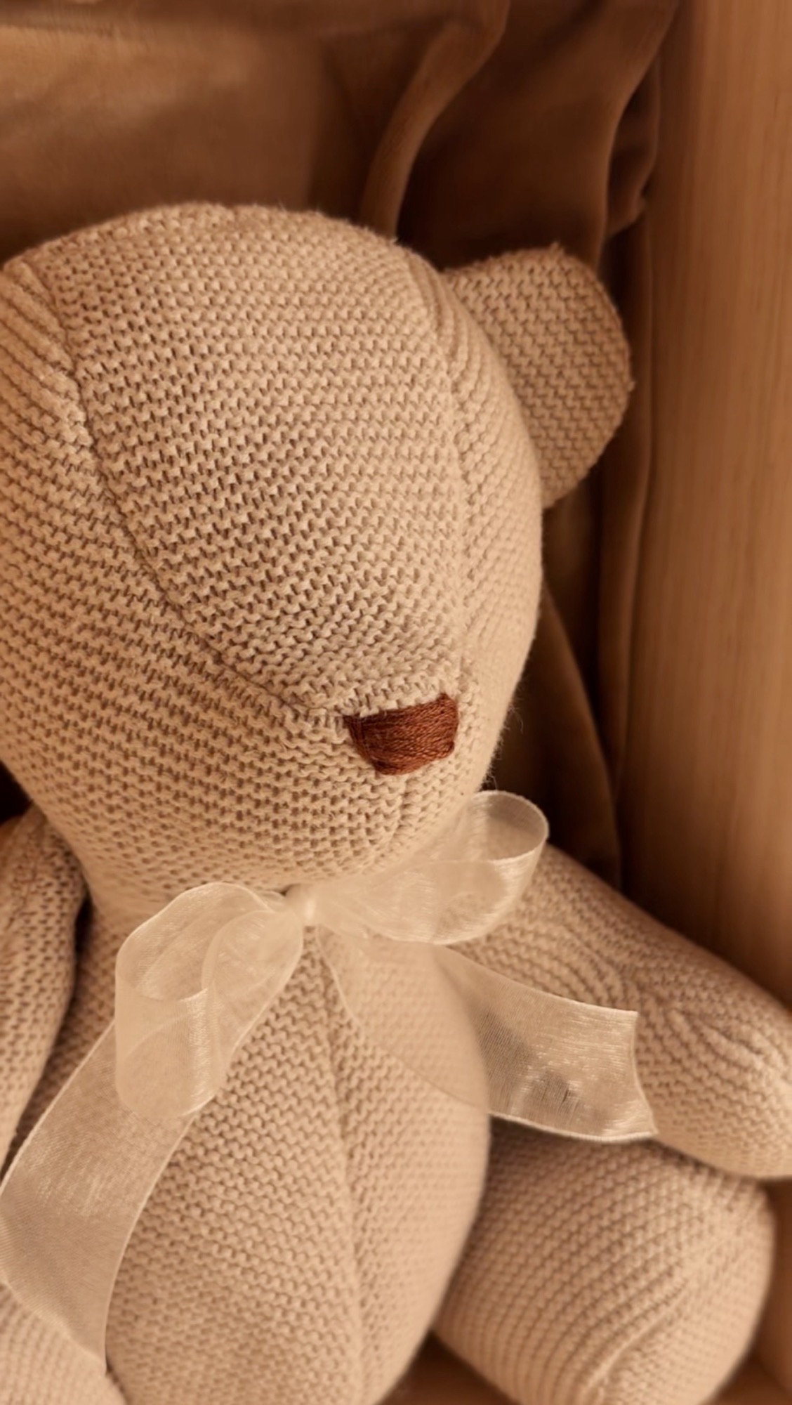 Detalle de la nariz bordada a mano del oso
